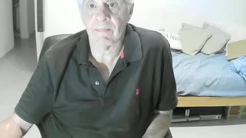 Snapshot of max_2017 chatting on October 22, 2:26 am max_2017 online show from October 22, 2:26 am