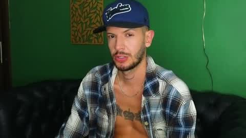 Snapshot of max_tayloor chatting on January 8, 4:02 am Max Taylor online show from January 8, 4:02 am