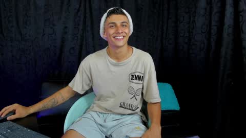 Snapshot of max_wild01 chatting on December 23, 10:44 pm MAX online show from December 23, 10:44 pm