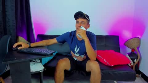 MAX     online show from January 11, 2:04 am