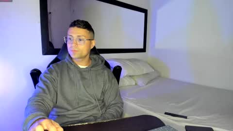 Snapshot of maxi_mux1 chatting on October 20, 2:04 am MAXI online show from October 20, 2:04 am