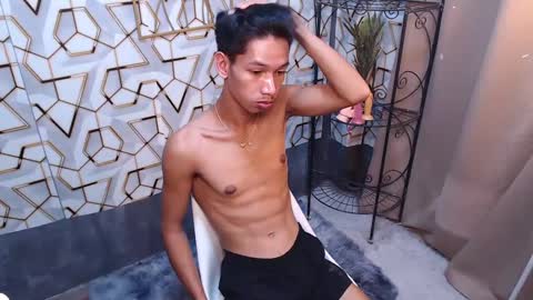 Snapshot of maxiebunny99 chatting on February 23, 2:21 pm Reyn online show from February 23, 2:21 pm