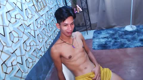 Snapshot of maxiebunny99 chatting on February 10, 3:53 pm Reyn online show from February 10, 3:53 pm