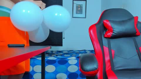 Snapshot of maxowens_oficial chatting on October 19, 6:33 pm MAX online show from October 19, 6:33 pm