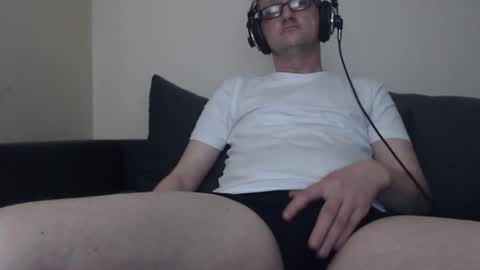 Snapshot of mcmike_es chatting on October 4, 8:35 pm Mike online show from October 4, 8:35 pm