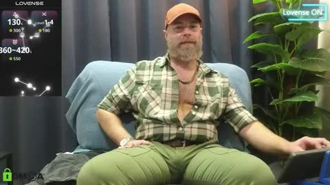 Snapshot of meaty_roll chatting on October 14, 3:57 am Meaty Roll online show from October 14, 3:57 am