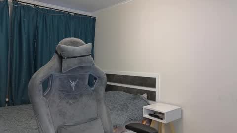Snapshot of meow_mickey chatting on December 30, 4:31 am Mickey online show from December 30, 4:31 am