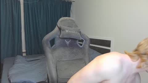 Snapshot of meow_mickey chatting on December 3, 4:57 am Mickey online show from December 3, 4:57 am