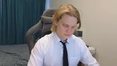 Snapshot of meow_mickey chatting on February 12, 4:33 am Mickey online show from February 12, 4:33 am