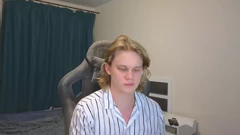 Snapshot of meow_mickey chatting on February 13, 5:44 pm Mickey online show from February 13, 5:44 pm