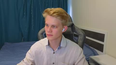 Snapshot of meow_mickey chatting on October 15, 12:57 pm Mickey online show from October 15, 12:57 pm