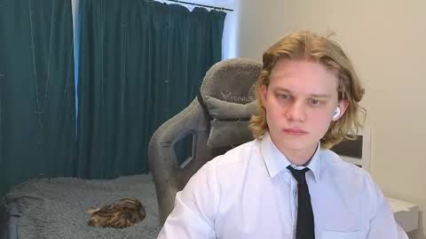 Snapshot of meow_mickey chatting on February 14, 4:58 am Mickey online show from February 14, 4:58 am