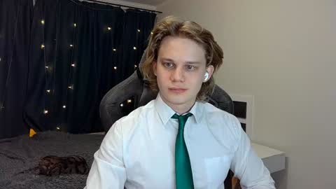 Snapshot of meow_mickey chatting on December 25, 4:12 am Mickey online show from December 25, 4:12 am