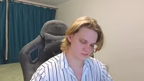 Snapshot of meow_mickey chatting on February 24, 5:53 pm Mickey online show from February 24, 5:53 pm