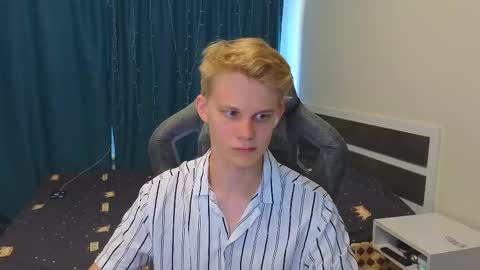 Snapshot of meow_mickey chatting on October 3, 7:35 am Mickey online show from October 3, 7:35 am