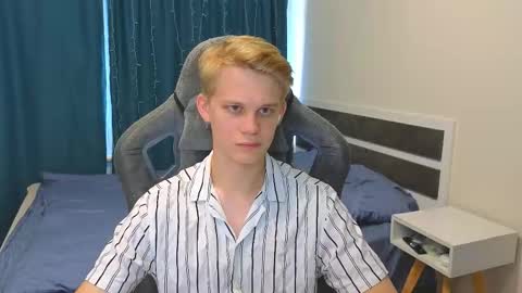 Snapshot of meow_mickey chatting on October 18, 8:52 am Mickey online show from October 18, 8:52 am