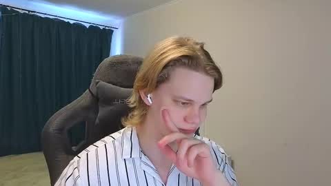Snapshot of meow_mickey chatting on February 25, 4:35 am Mickey online show from February 25, 4:35 am