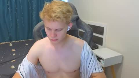 Snapshot of meow_mickey chatting on October 2, 7:34 am Mickey online show from October 2, 7:34 am