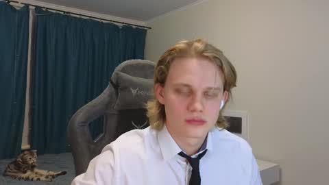 Snapshot of meow_mickey chatting on February 5, 1:47 am Mickey online show from February 5, 1:47 am