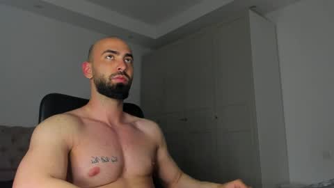 MichaelEvansx online show from April 24, 8:44 pm