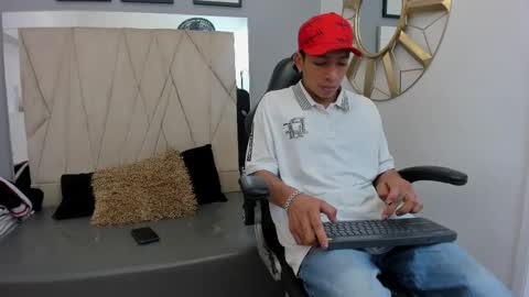 Snapshot of mickey_beasley chatting on September 21, 7:25 pm mickey online show from September 21, 7:25 pm