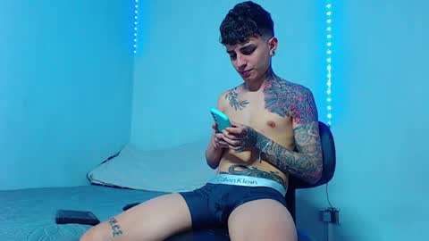 Snapshot of mike777jr chatting on December 6, 3:22 pm Mike IMDEPENDIENT MODEL online show from December 6, 3:22 pm