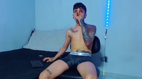 Snapshot of mike777jr chatting on December 25, 1:51 pm Mike IMDEPENDIENT MODEL online show from December 25, 1:51 pm