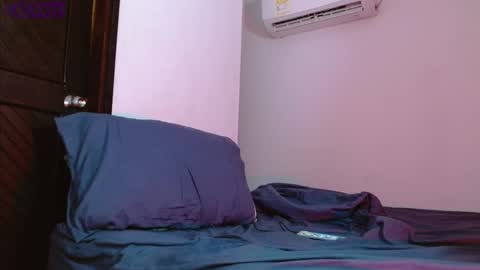 Snapshot of mike_d1030 chatting on February 18, 1:21 am mike_d1030 online show from February 18, 1:21 am