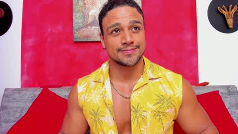 Snapshot of mike_estevess chatting on December 26, 2:05 pm online show from December 26, 2:05 pm