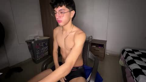 Snapshot of mike_pineapple chatting on October 17, 3:43 am Mike Pineapple online show from October 17, 3:43 am