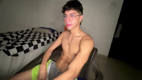 Snapshot of mike_pineapple chatting on October 9, 5:01 am Mike Pineapple online show from October 9, 5:01 am