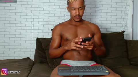Snapshot of mikejaybr chatting on December 30, 3:35 pm Mike Jay online show from December 30, 3:35 pm