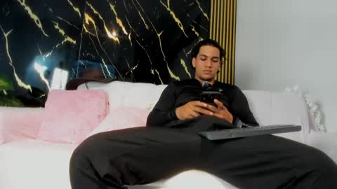 mr_maximo online show from April 24, 5:43 am