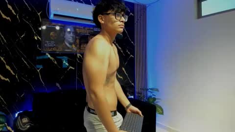 yisuz online show from March 8, 6:56 pm