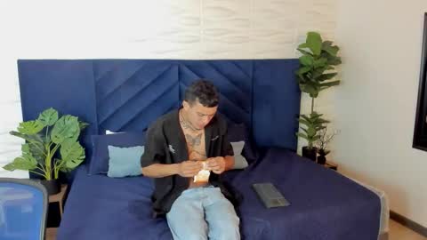 Snapshot of mrjustin_ chatting on October 4, 8:13 pm mrjustin_ online show from October 4, 8:13 pm
