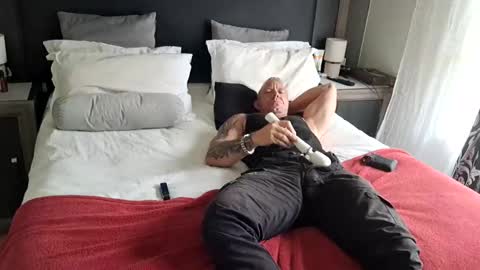 muscledaddy69s online show from April 24, 10:28 am