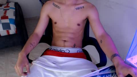 Snapshot of mysteryboy_thin16 chatting on December 2, 9:04 pm mysteryboy_thin16 online show from December 2, 9:04 pm