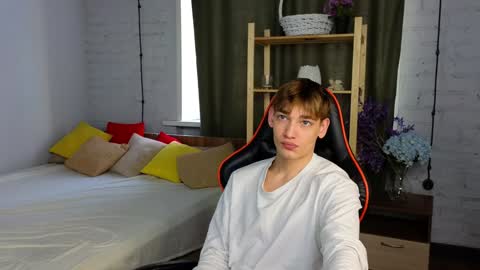 Snapshot of nick_win chatting on December 4, 5:05 am Nick online show from December 4, 5:05 am