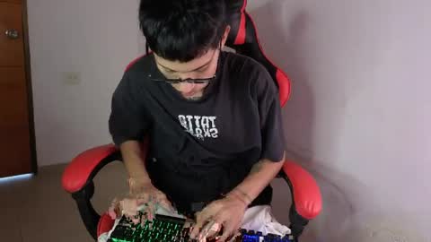 niklaus_wolf online show from April 18, 3:24 pm