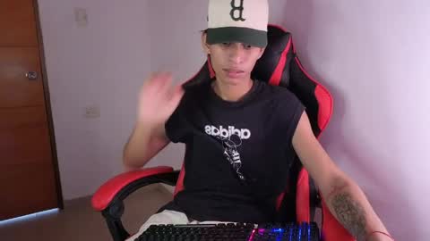 niklaus_wolf online show from April 24, 8:33 pm