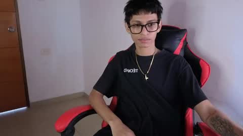 niklaus_wolf online show from April 23, 4:09 pm