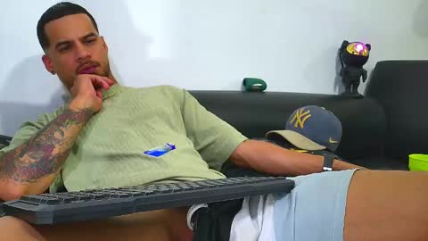 Snapshot of nixon347932 chatting on February 14, 5:51 am Nicolas Muscle online show from February 14, 5:51 am