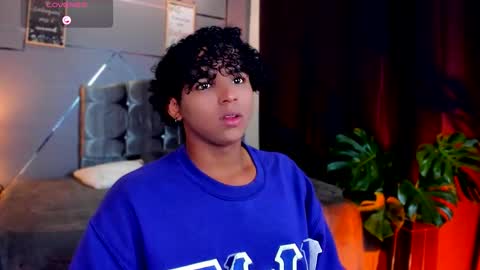 noah_smith04 online show from November 17, 12:19 pm