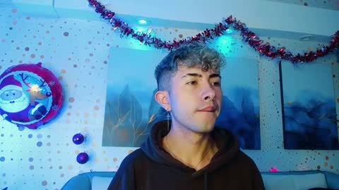 Snapshot of noah_xitruxx chatting on January 4, 12:27 pm Noah online show from January 4, 12:27 pm