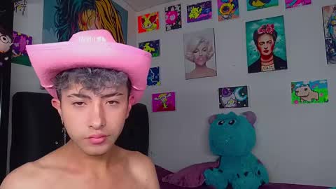 Snapshot of noah_xitruxx chatting on February 4, 1:27 pm Noah online show from February 4, 1:27 pm