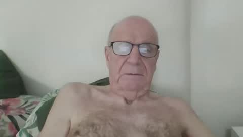 Snapshot of oggi95 chatting on October 18, 2:33 pm oggi95 online show from October 18, 2:33 pm