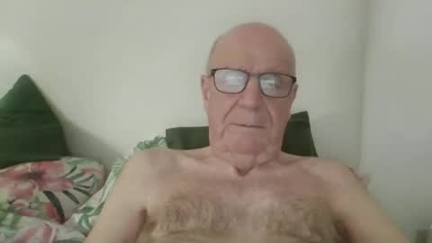 Snapshot of oggi95 chatting on October 17, 2:32 pm oggi95 online show from October 17, 2:32 pm