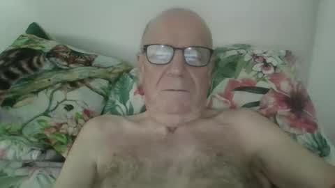 Snapshot of oggi95 chatting on October 16, 2:14 pm oggi95 online show from October 16, 2:14 pm