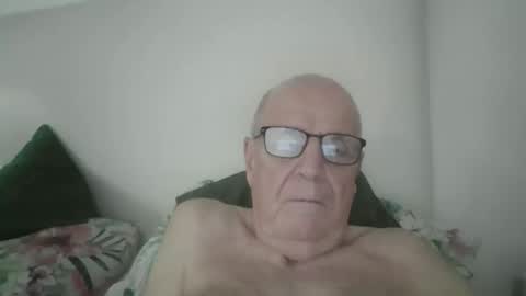 Snapshot of oggi95 chatting on October 15, 1:41 pm oggi95 online show from October 15, 1:41 pm