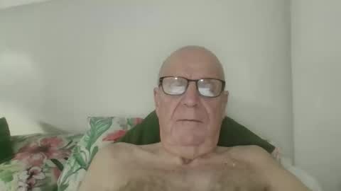 Snapshot of oggi95 chatting on October 8, 1:59 pm oggi95 online show from October 8, 1:59 pm